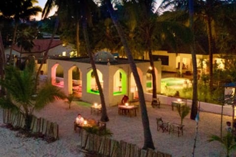 SawaSawa Beach House bij avond