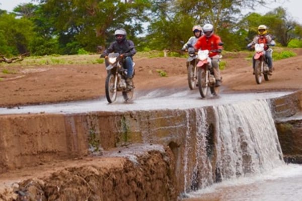 Motoren steken een rivier over in Tanzania